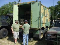 Sam and Glen behind the M109